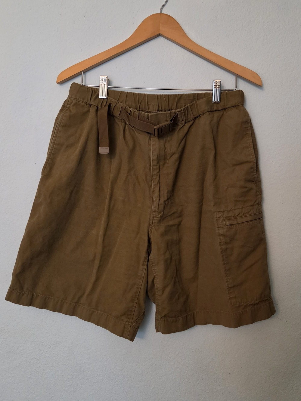 Uniqlo Men's Cargo Shorts in Olive Brown with Belt